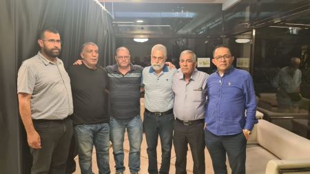 وفد رفيع من الجبهة يزور المصاب وهيب جبارة من الطيبة في المستشفى 